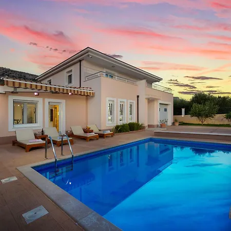 Milla With Private Pool, Jacuzzi, Sauna, Gym, Max. 8 Person Villa Srinjine