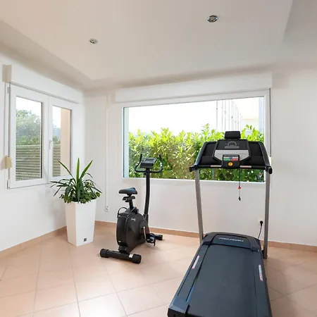 Milla With Private Pool, Jacuzzi, Sauna, Gym, Max. 8 Person