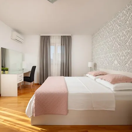 Milla With Private Pool, Jacuzzi, Sauna, Gym, Max. 8 Person * Srinjine