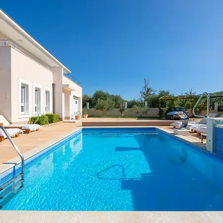 Milla With Private Pool, Jacuzzi, Sauna, Gym, Max. 8 Person Srinjine