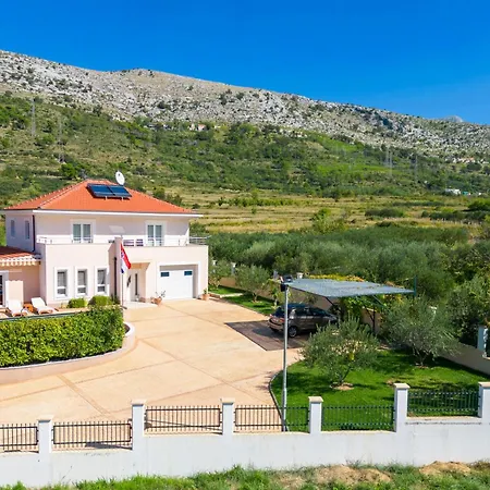 Milla With Private Pool, Jacuzzi, Sauna, Gym, Max. 8 Person Villa Srinjine