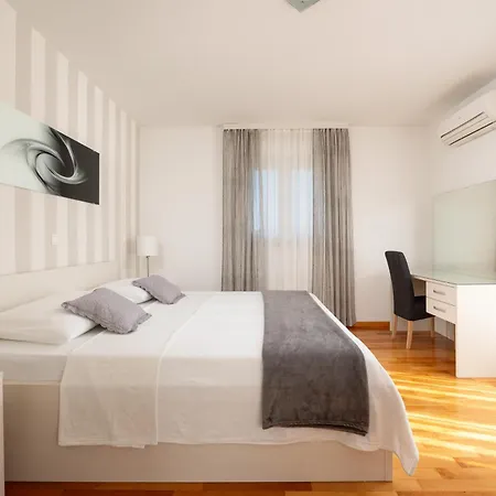 Villa Milla With Private Pool, Jacuzzi, Sauna, Gym, Max. 8 Person *