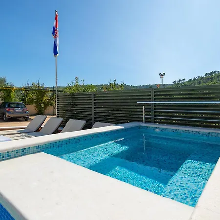 Villa Milla With Private Pool, Jacuzzi, Sauna, Gym, Max. 8 Person Srinjine